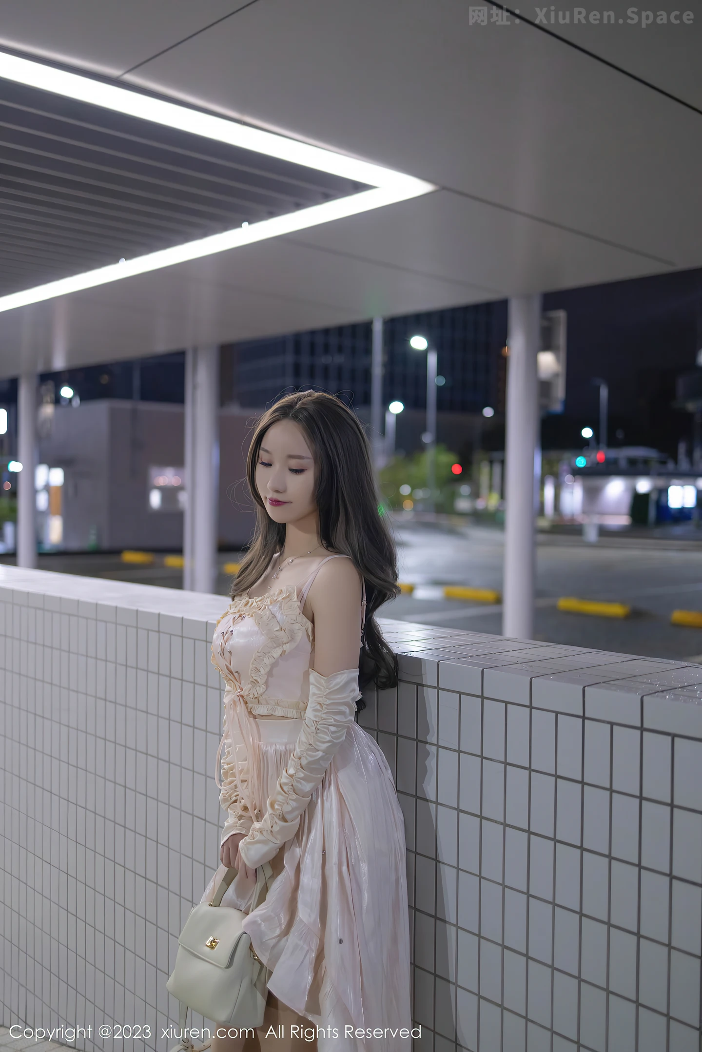 图片[2]-[XiuRen秀人网]VOL.7702 模特杏子Yada角色扮演性感米色长裙露米色内衣完美诱惑写真80P-秀人网官方网站